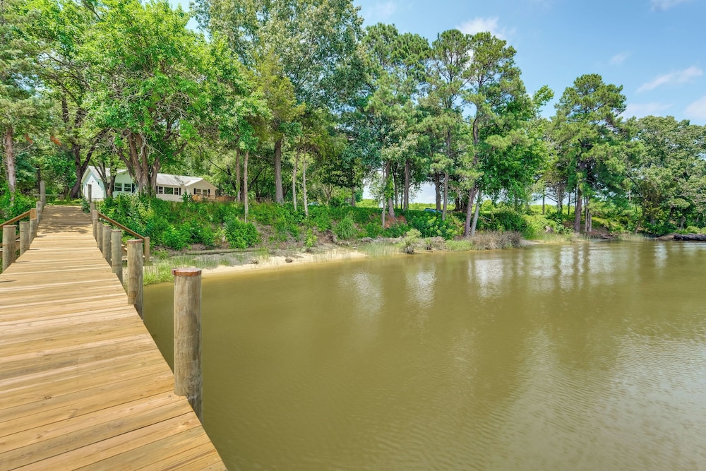 Pets Welcome: Riverfront Getaway in Colonial Beach