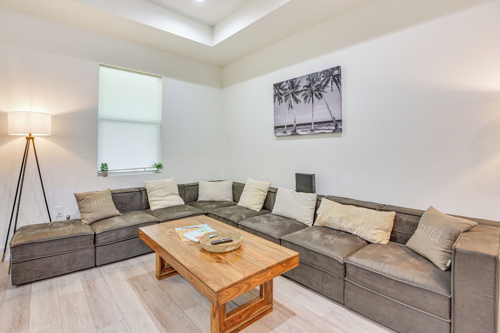 Family-friendly Home: 8 Mi to Warm Mineral Springs