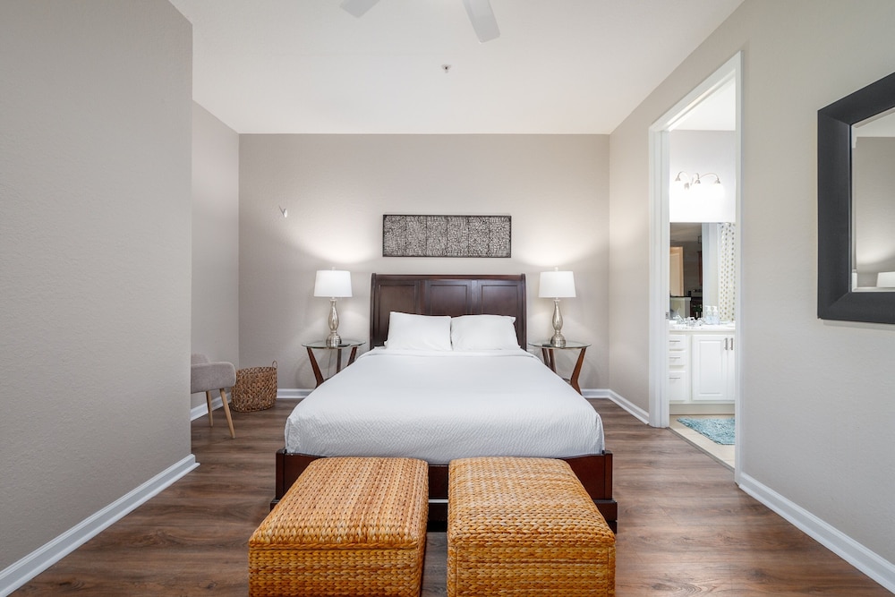 The Loft Deluxe 2 Bedroom Condo by RedAwning
