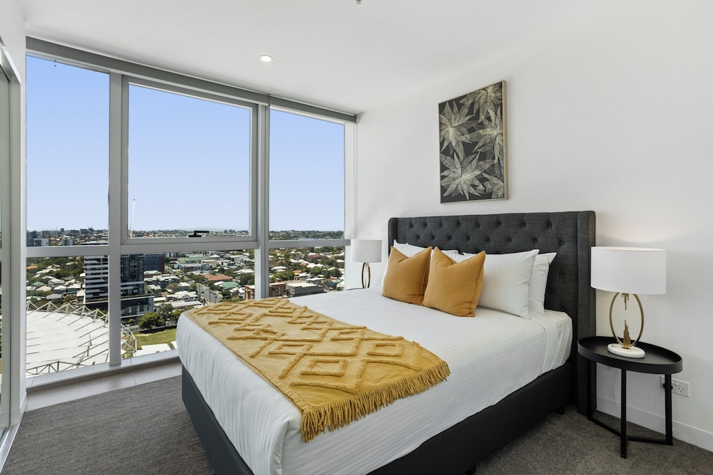 Executive 2-bed With Stadium View, Great Amenities