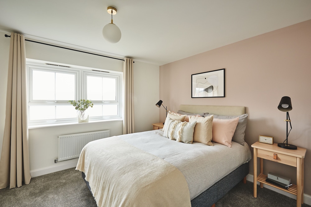 Warwick Serviced Home for 8 walking distance to University view 4