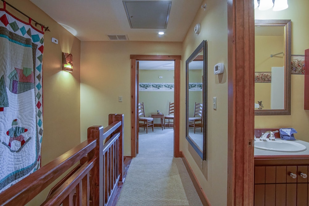 Camp 4 # 11: 3 Bedrooms + Bonus Sleeping Den, 3.5 Baths: Slope Side