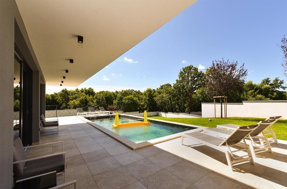 Spacious Villa With Pool and Garden in Stokovci