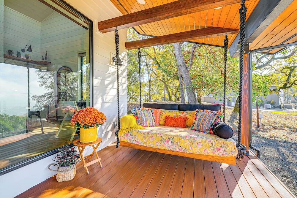 Dreamy Hilltop View: Roseburg Wine Country Retreat