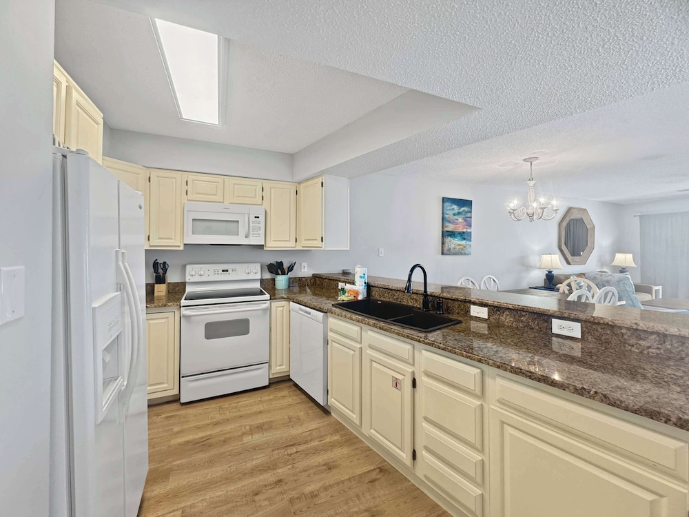 Duplex Beach Home for 6 With Balcony & Resort-style Amenities