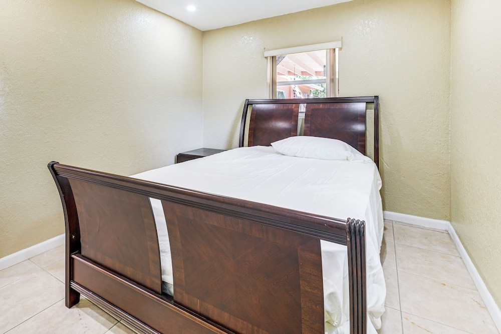 3 Mi to Dania Beach Pier: Convenient Apartment!