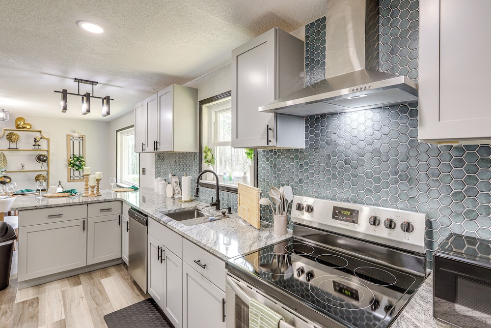 Near Lakes & Golfing: Spacious Loganville Home!