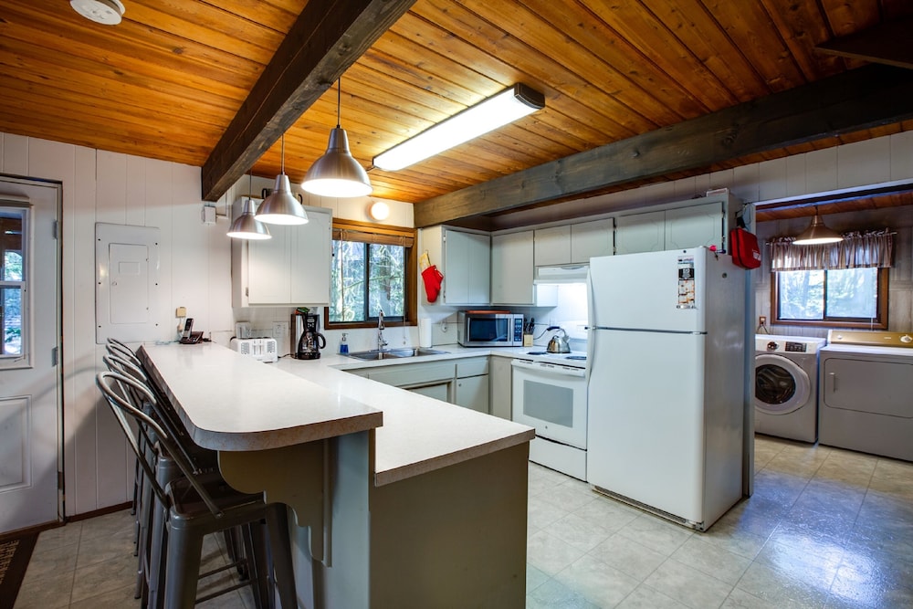 98SL - Hot Tub - BBQ - Pets Ok - WiFi - Sleeps 6 view 5