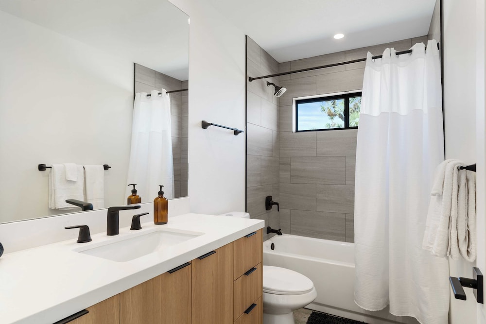 Bocce, Pool+spa, Game Room, Firepit Modern Oasis Yucca Haven by Avantstay
