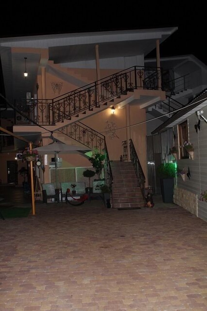 V Gostyah U Julii Guest House