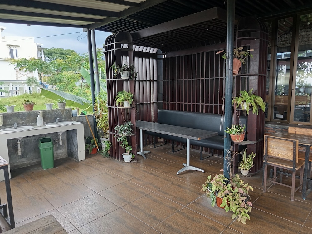 Tulip Guest House & Cafe