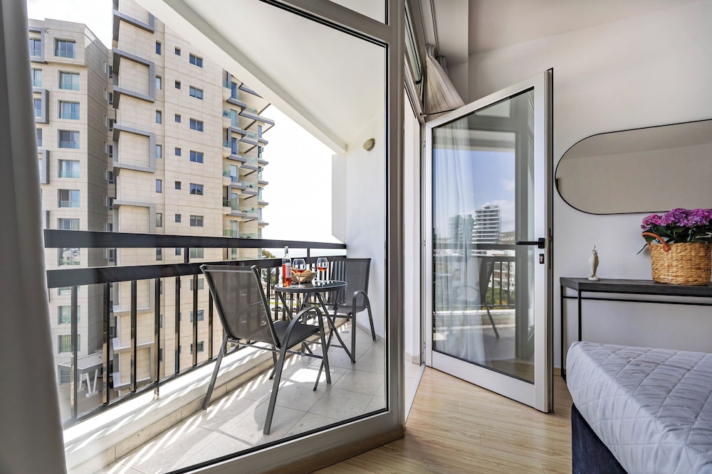 Marathon Beach Apartment With Shared Pool
