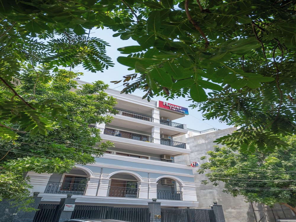 Housr Sector 28 Golf Course Road Next To Phase 1 Metro Station