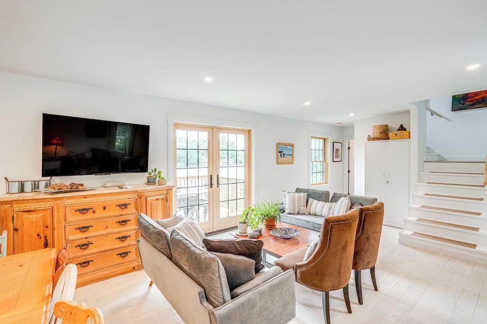 Lakefront Hinsdale Home ~ 10 Mi to Pittsfield!