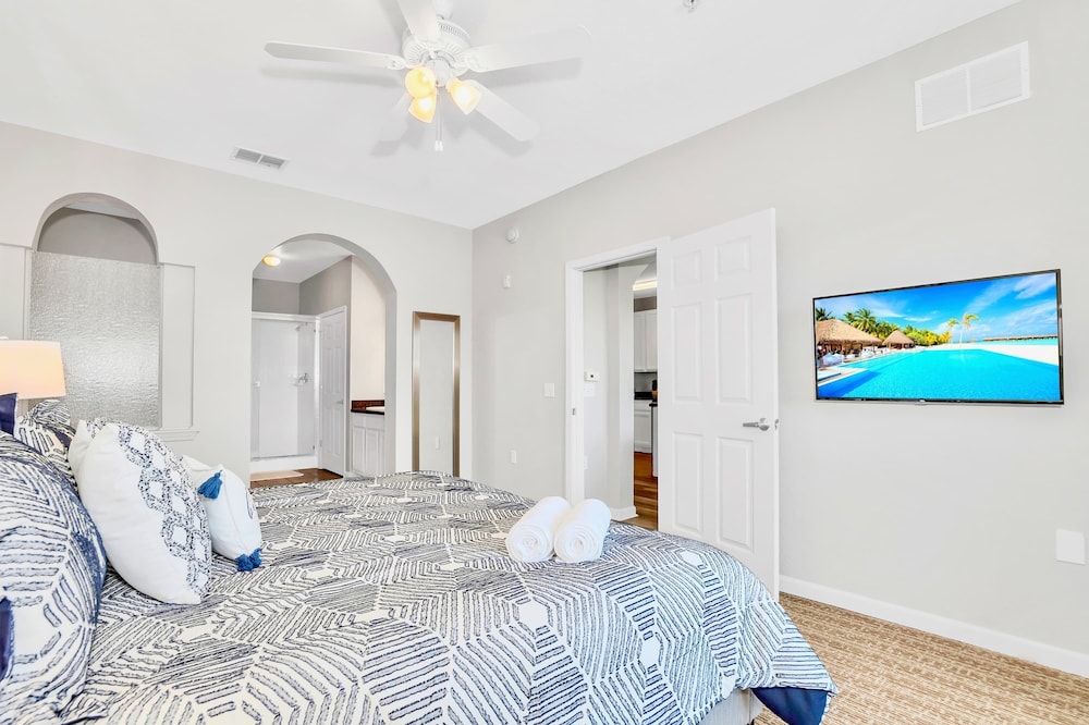 Modern 2BR Condo w Private Patio7 min to Disney