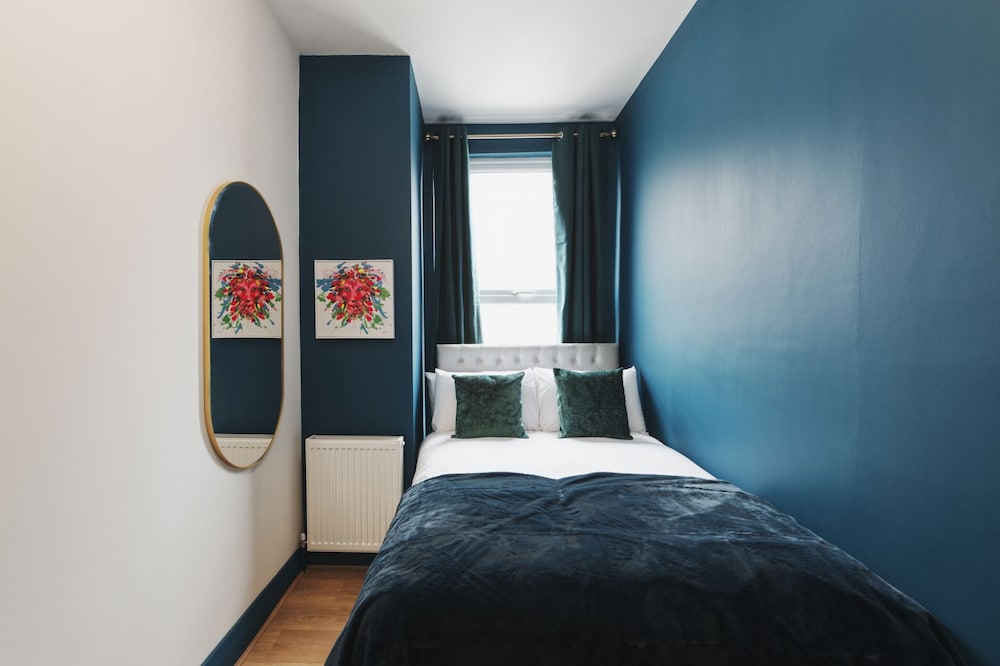 Captivating 2-bed Apartment in Liverpool view 5