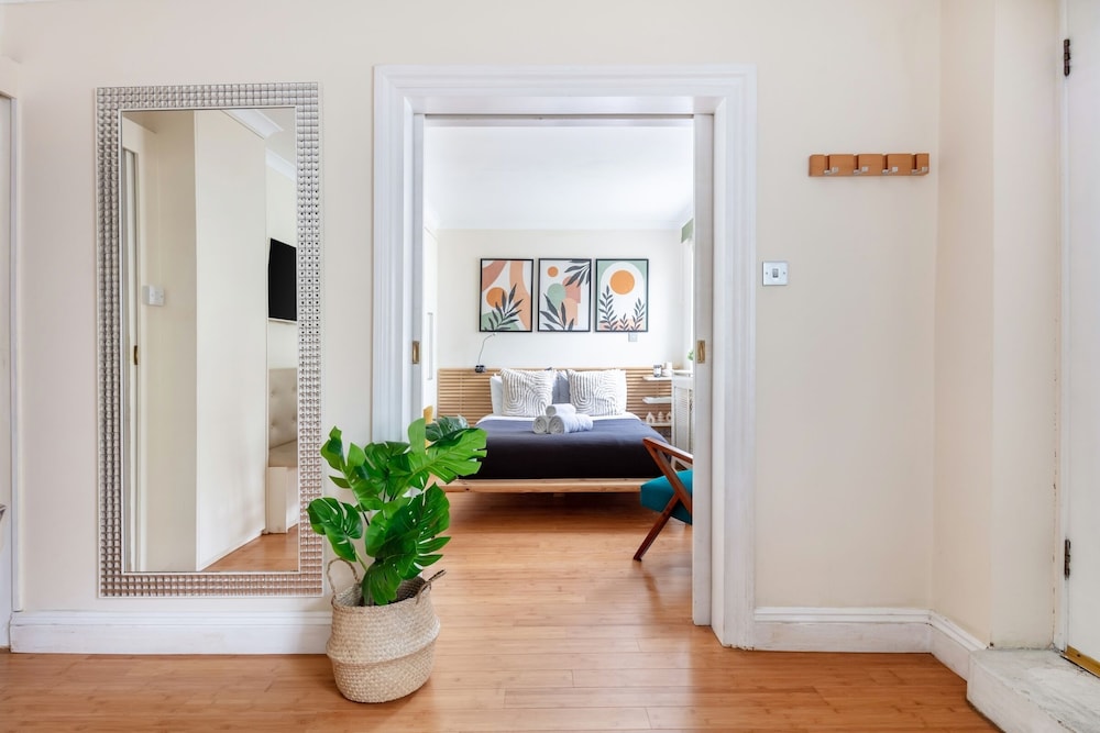 Classic 1BR - Notting Hill Gem
