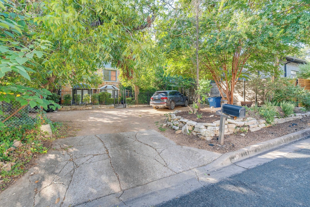 4 Mi to Dtwn: Tranquil Retreat in Austin!