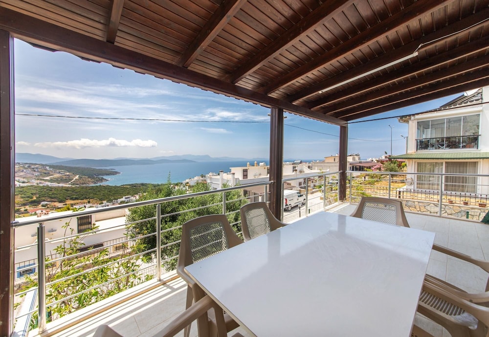 Sea View Cozy House With Private Beach in Bodrum