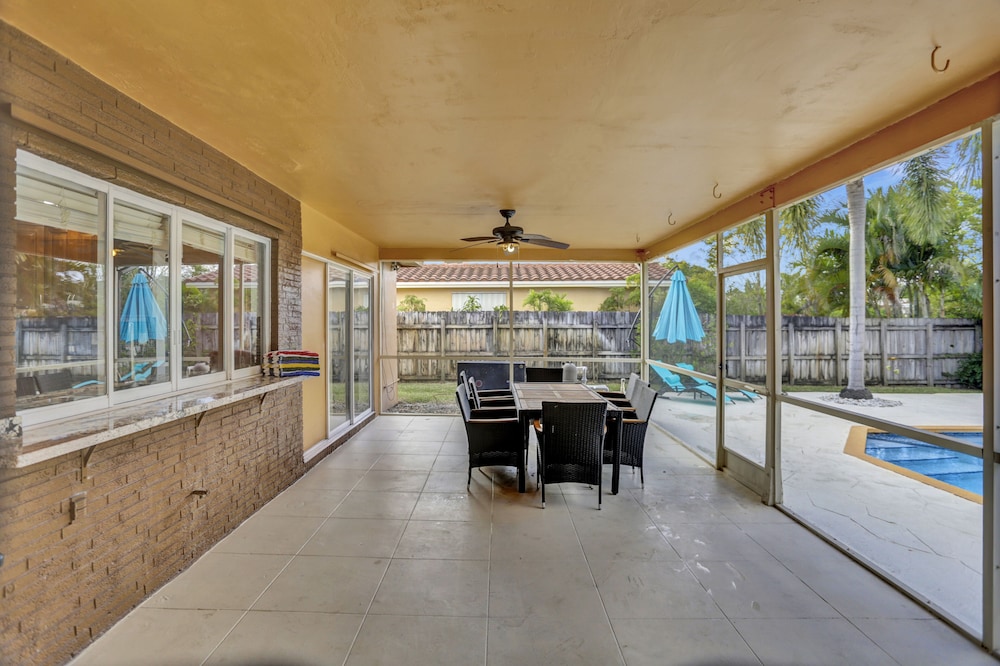 Cleveland Tropical Oasis & Private Pool - Image 1