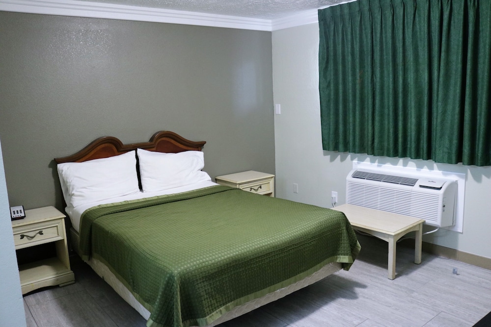 Deluxe Inn Motel view 3