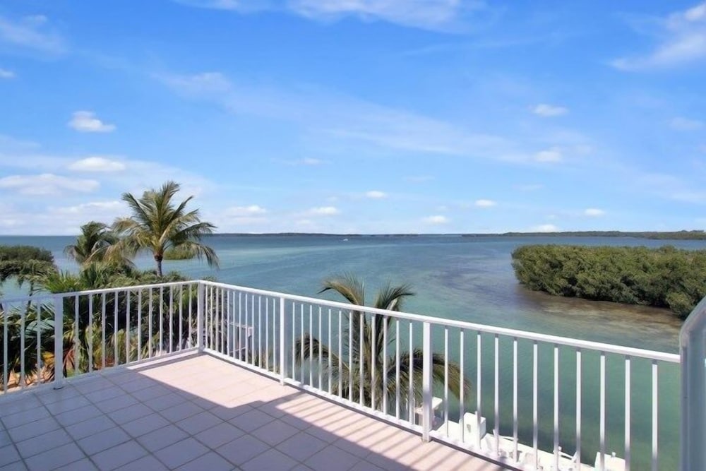 Waterfront Home With Swimming Pool 4 Bedroom Home by RedAwning view 4