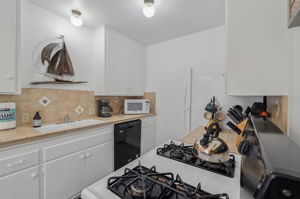 Beautiful 2 Bed Beach Getaway #115 2 Bedroom Condo by Sunset Shores Condominiums