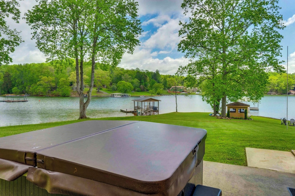 February Perks! Couples Getaway in Hayesville
