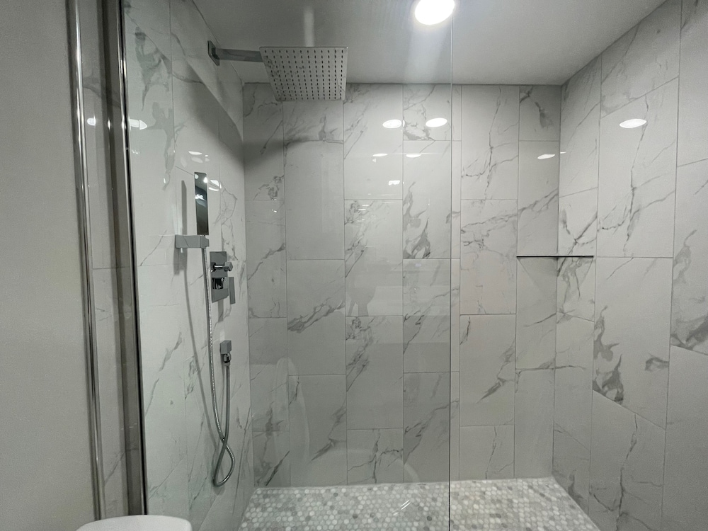 Bloomington Vacations - The Chateau Hotel and Conference Center - Property Image 78