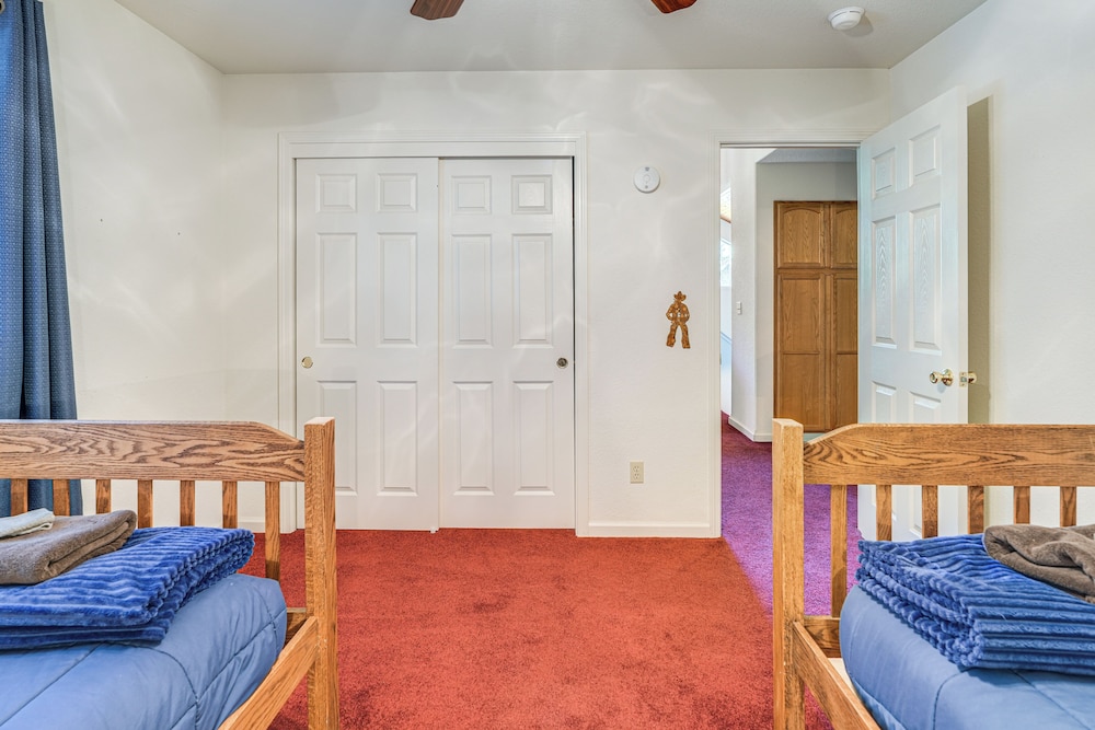 Hike, Swim, Golf: Family Retreat in Arnold!