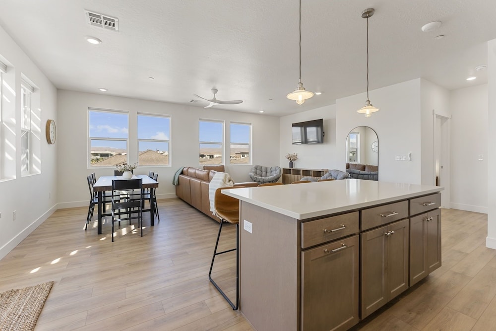 St. Gorgeous 3 Bedroom Condo