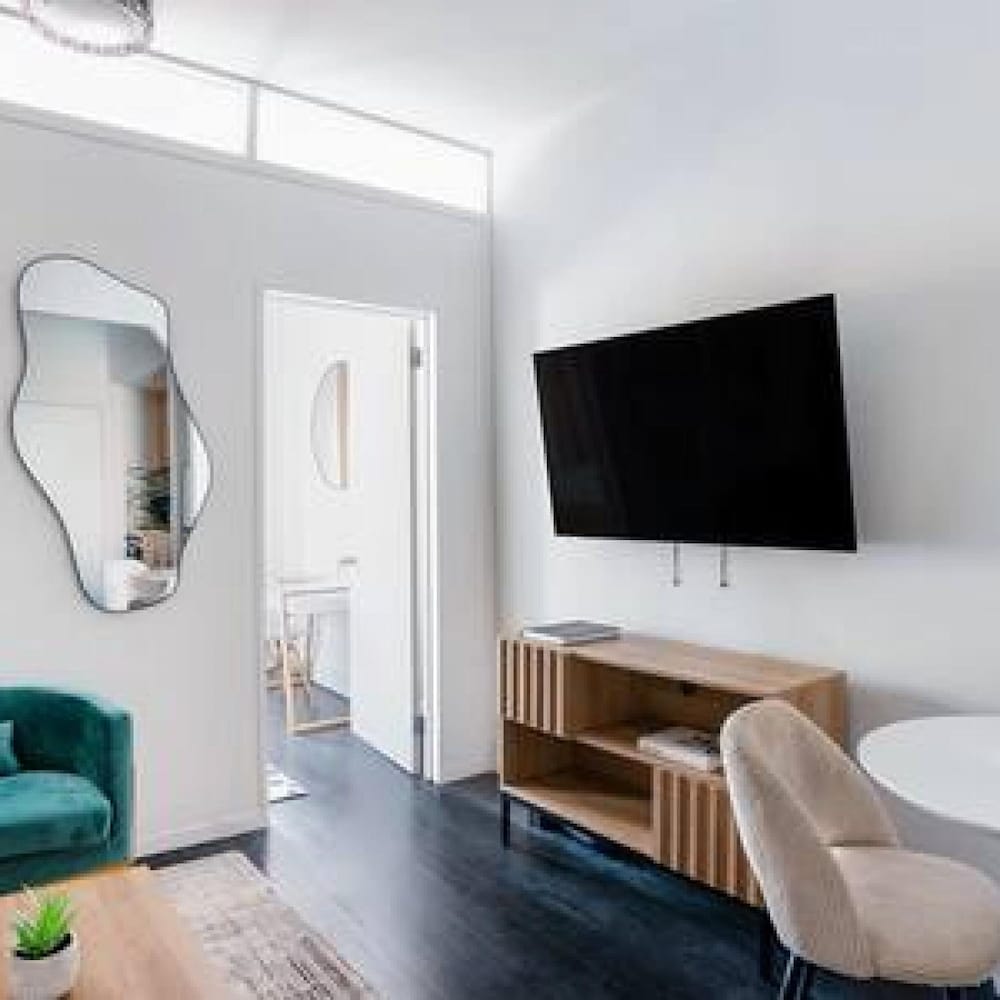444-4c Newly Renovated Studio in Hell s Kitchen