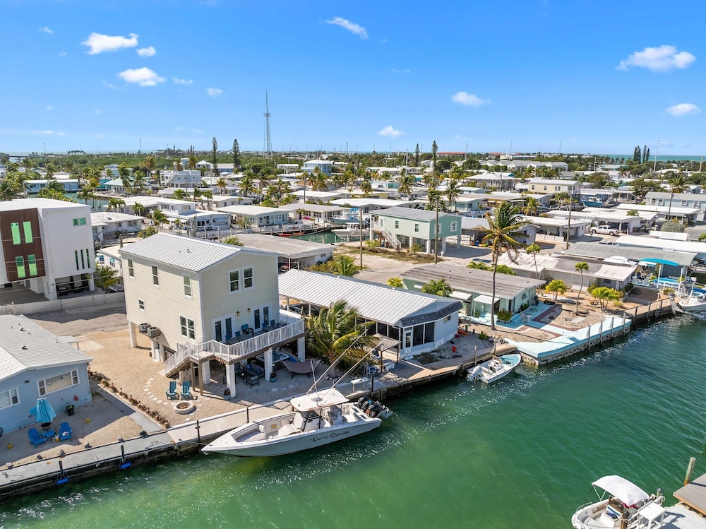 Mermaid Manor Waterfront Haven w Hot Tub Dock