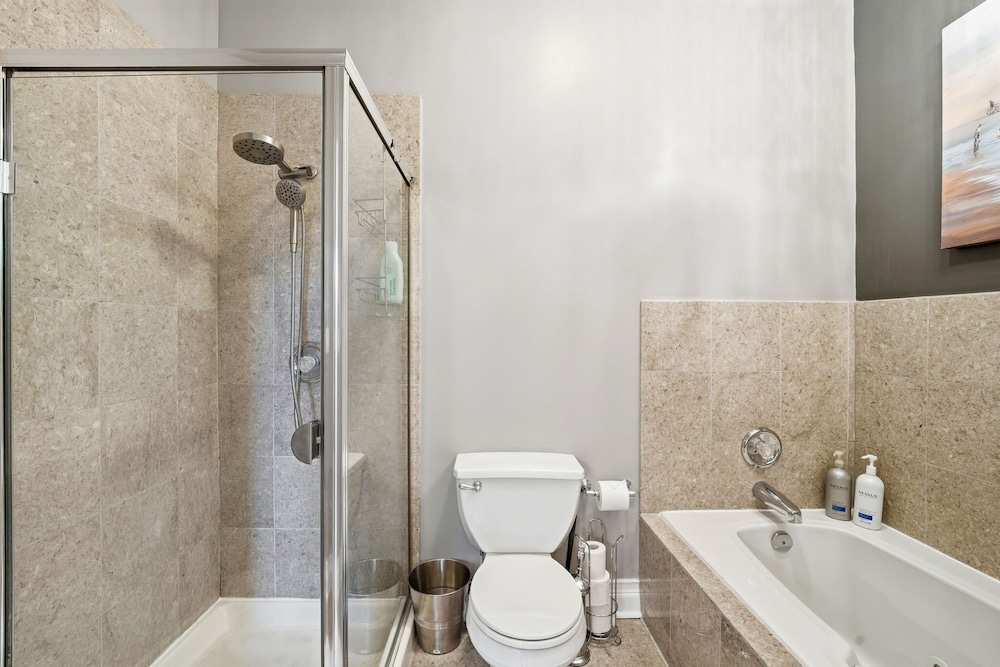 River West Modern 4-bd Home With Patio Balcony