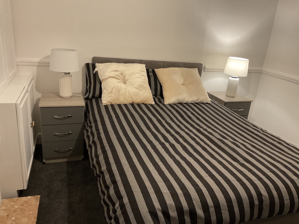 Stunning 4-bed House in Rochester view 3