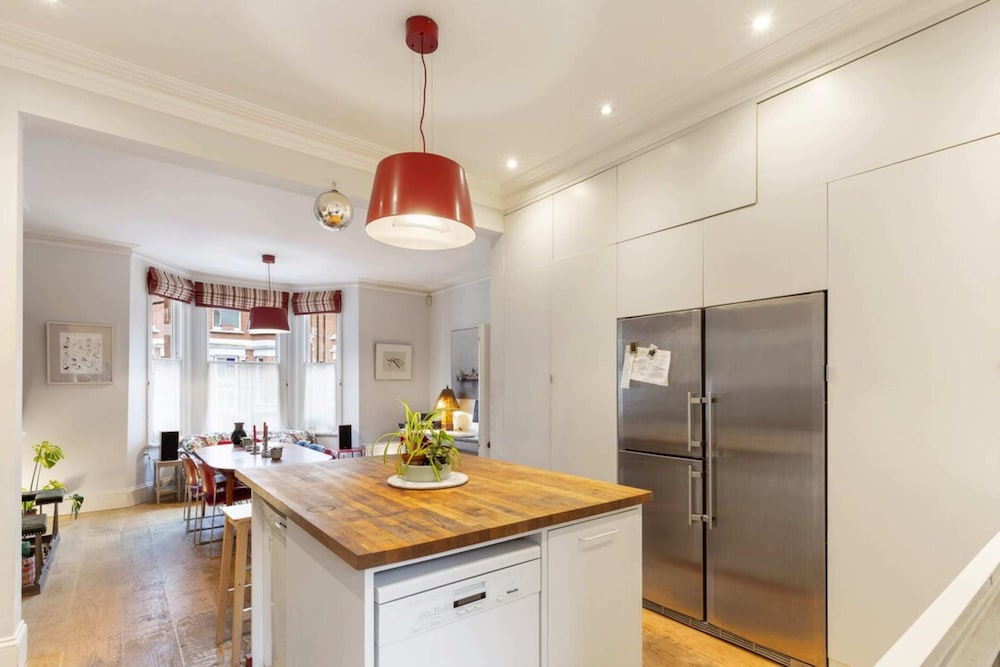 Lovely 4 Bedroom House near Portobello