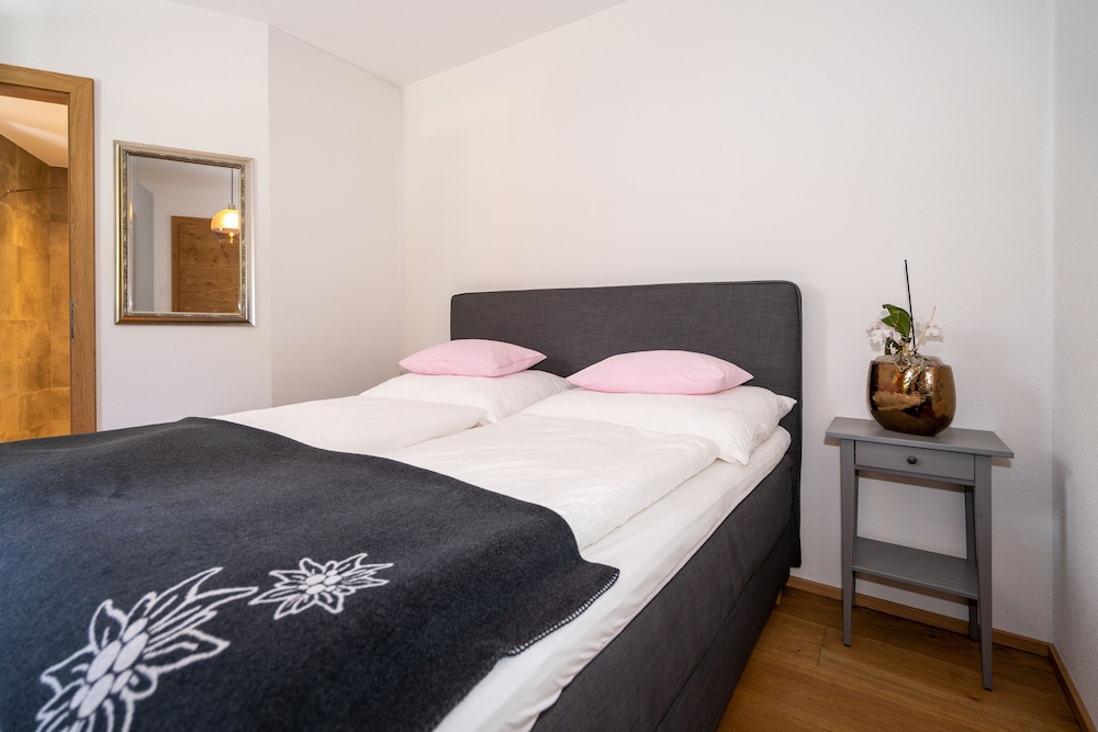 Mountain Living Apartments - Ski-In & Ski-Out
