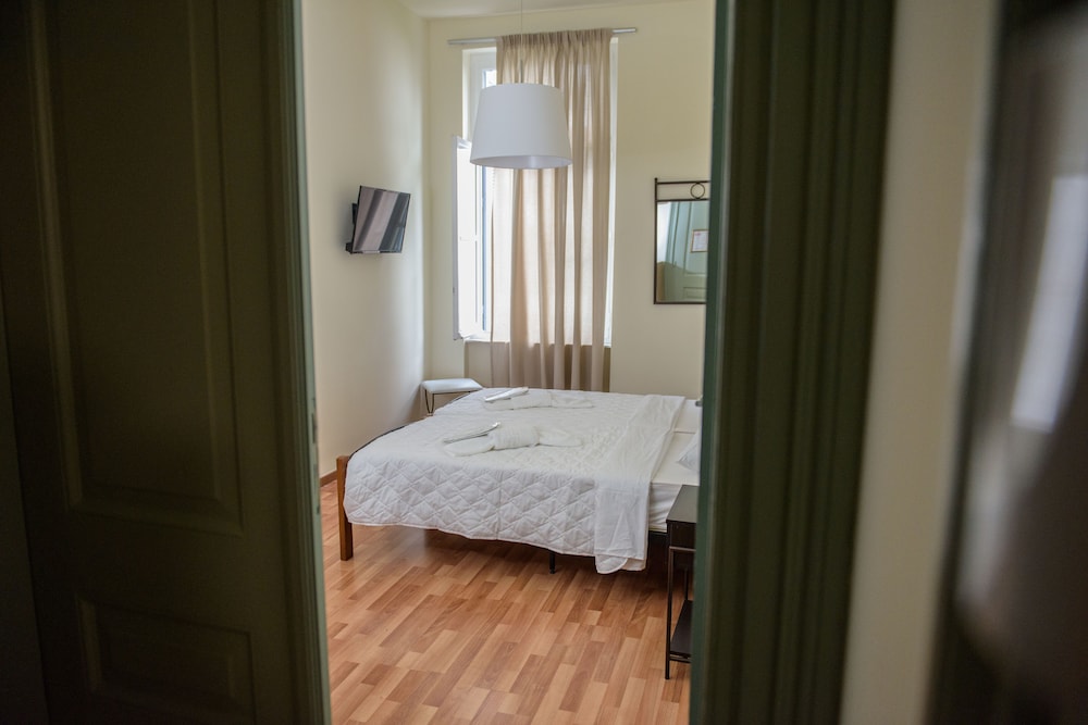 Athinas Street Inn