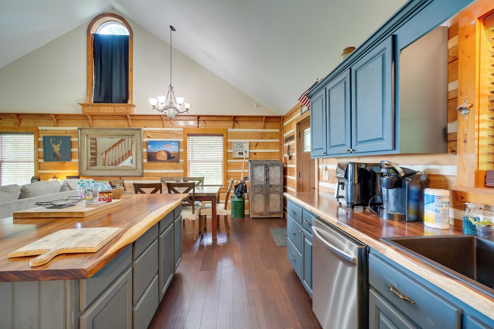 Lake & Mountain Views: Rockwood Cabin on 8 Acres