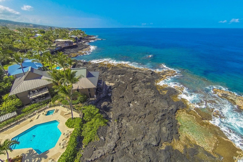 Air-conditioned Ocean Front Hawaii Townhome! - Sleeps 6 - Vrkcv