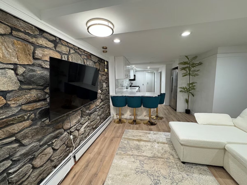Luxe 1BR Oasis - Prime NY Stay