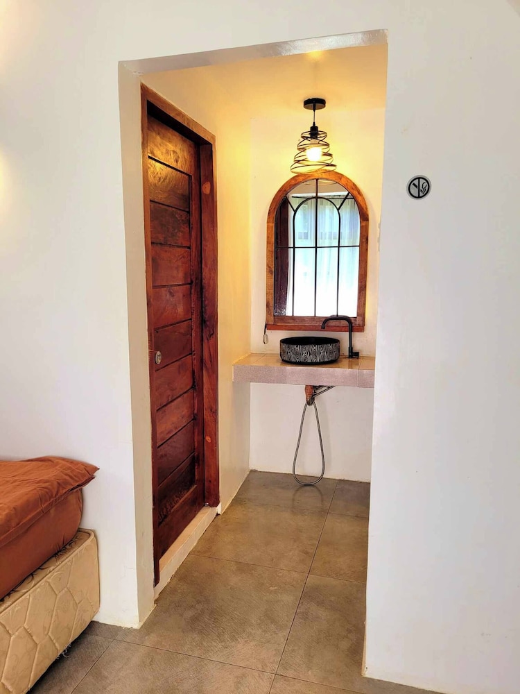 Modern Bahay Kubo Near Tagaytay - Casita Anahaw