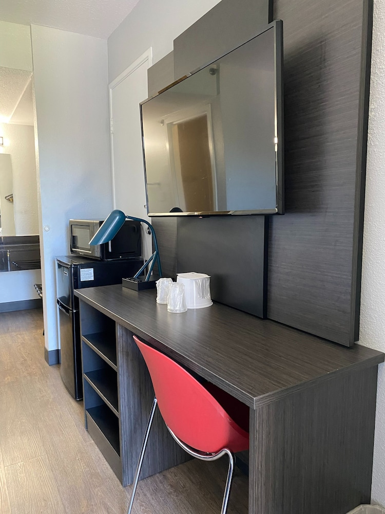 Motel 6 Lantana, FL