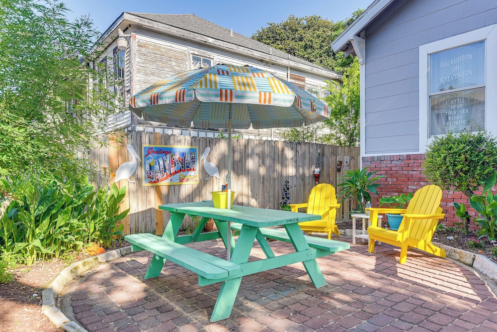 Half Mi to Galveston Seawall: Home w/ Yard & Grill