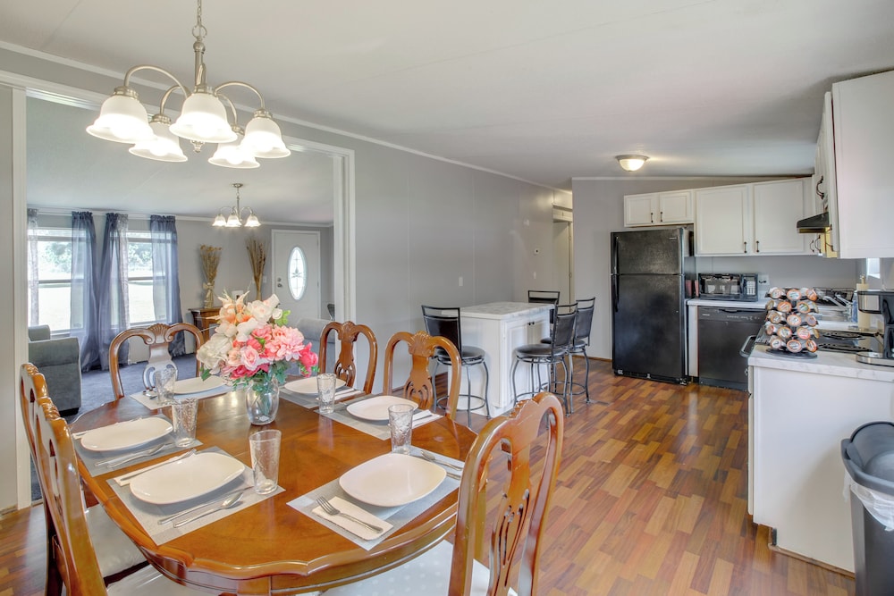 1 Mi to US Marine Base Albany: Cozy Getaway!
