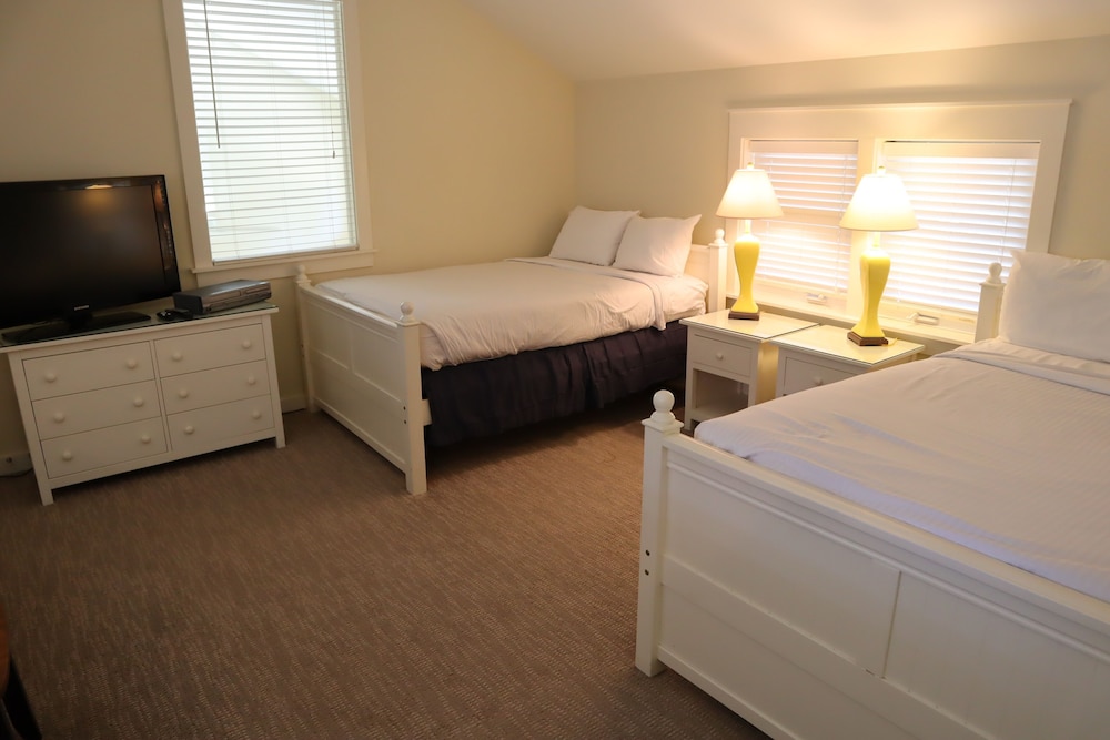 1381 Laurel Grove 3 Bedroom Home by RedAwning view 3