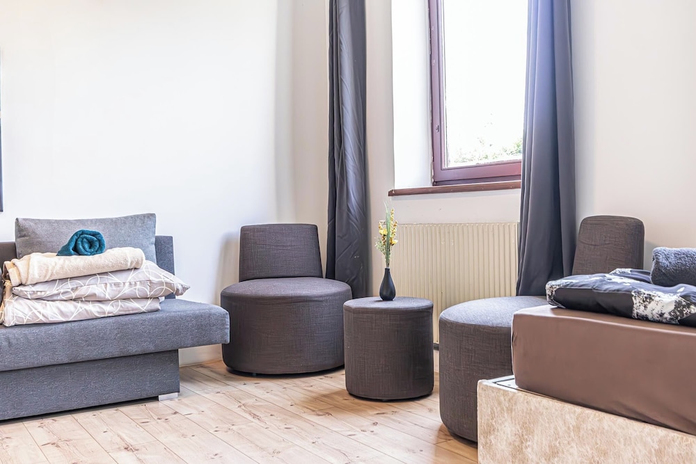 Cozy 3BR Apt with Garden Sleeps 10
