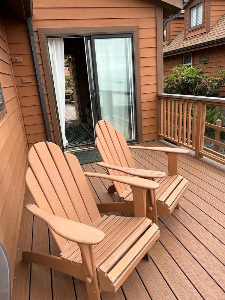 Oceanfront Cabin 3 w Jacuzzi Impressive Views