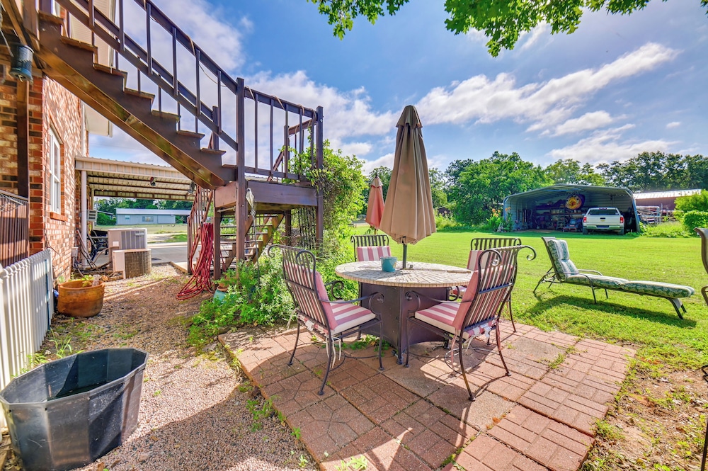 1 Mi to Boat Ramp: Lake Texoma Getaway w/ Deck