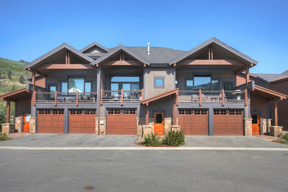 Luxury Home - Sleeps 10 - Fireplace & Mountain View 3 Bedroom Condo
